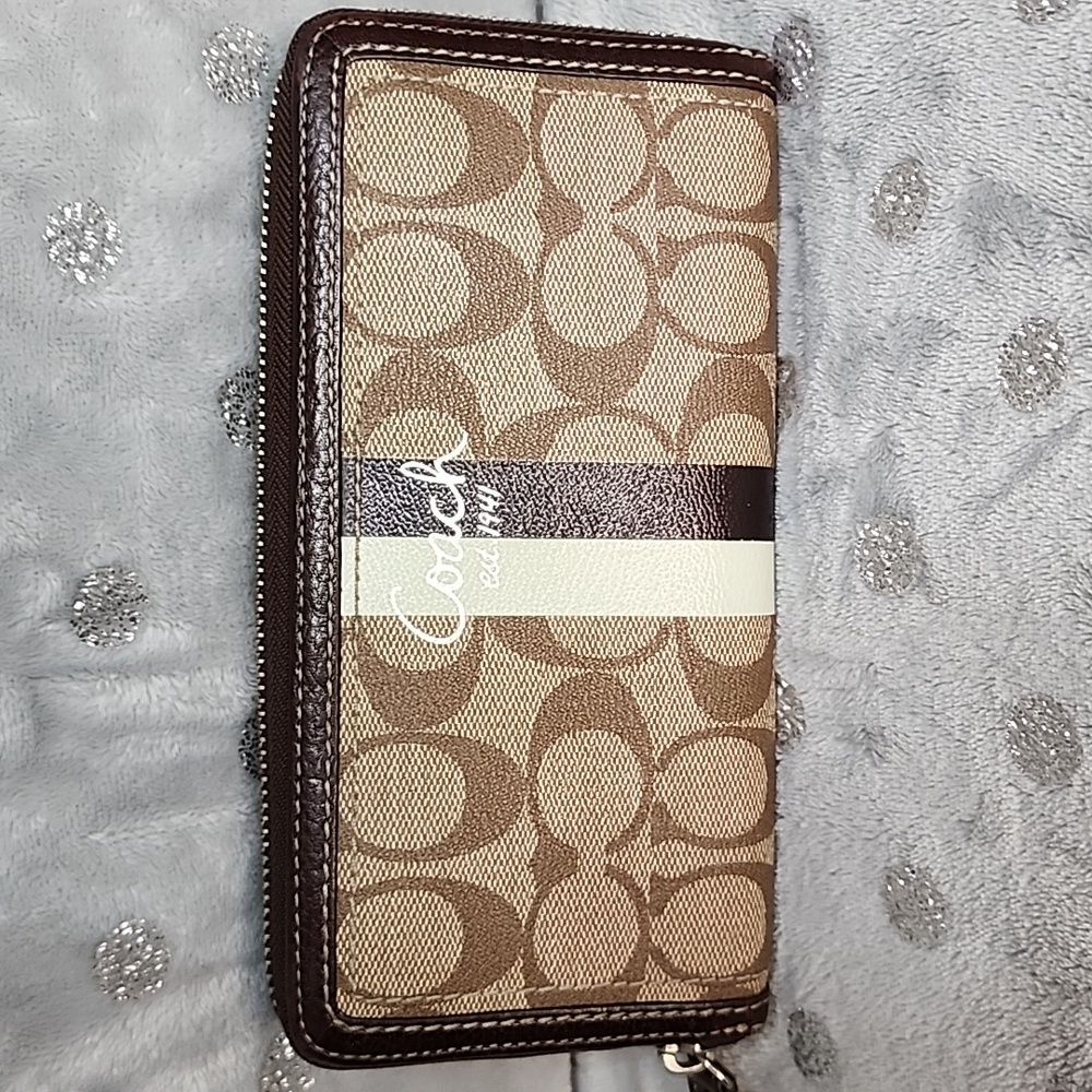 Coach NWOT vintage large zip wallet